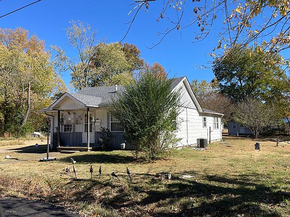 2nd image of 740 Dewey St