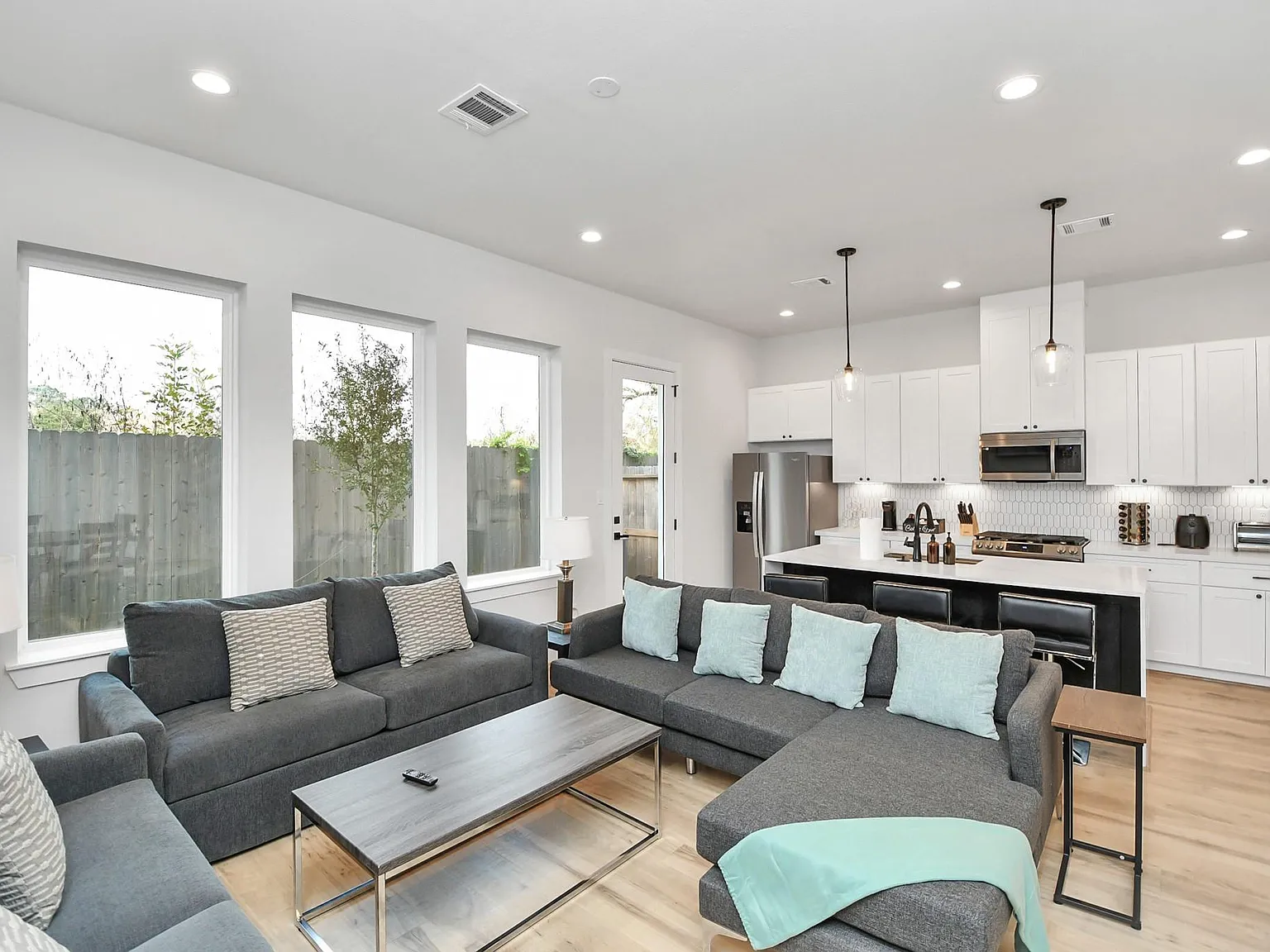 4 bed, 2.0 bath, 1798 sqft, $2,900 — Photo 4