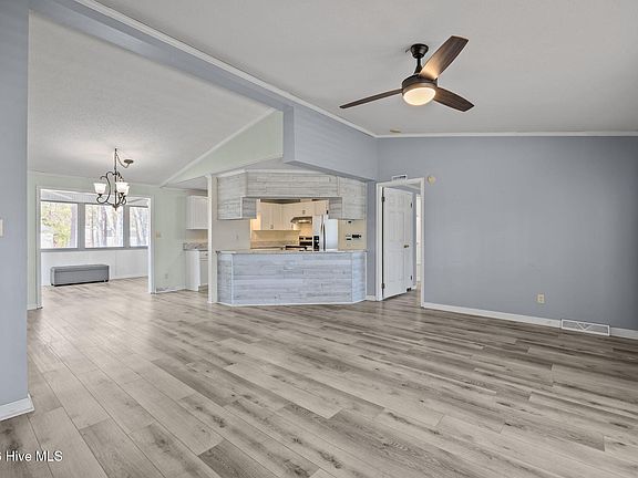 5th image of 1018 Waterview Lane SW