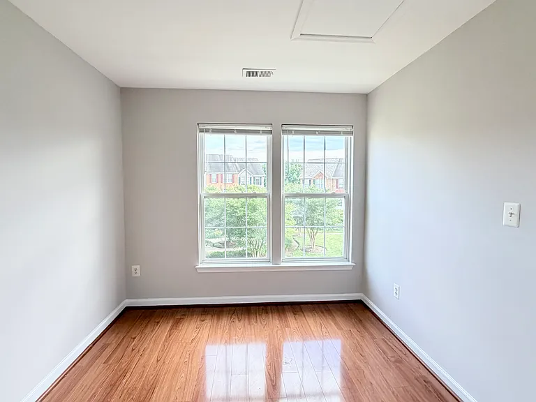 603 Eisenhower Dr — Photo 9