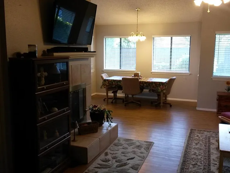 3402 Meadowview Dr — Photo 2