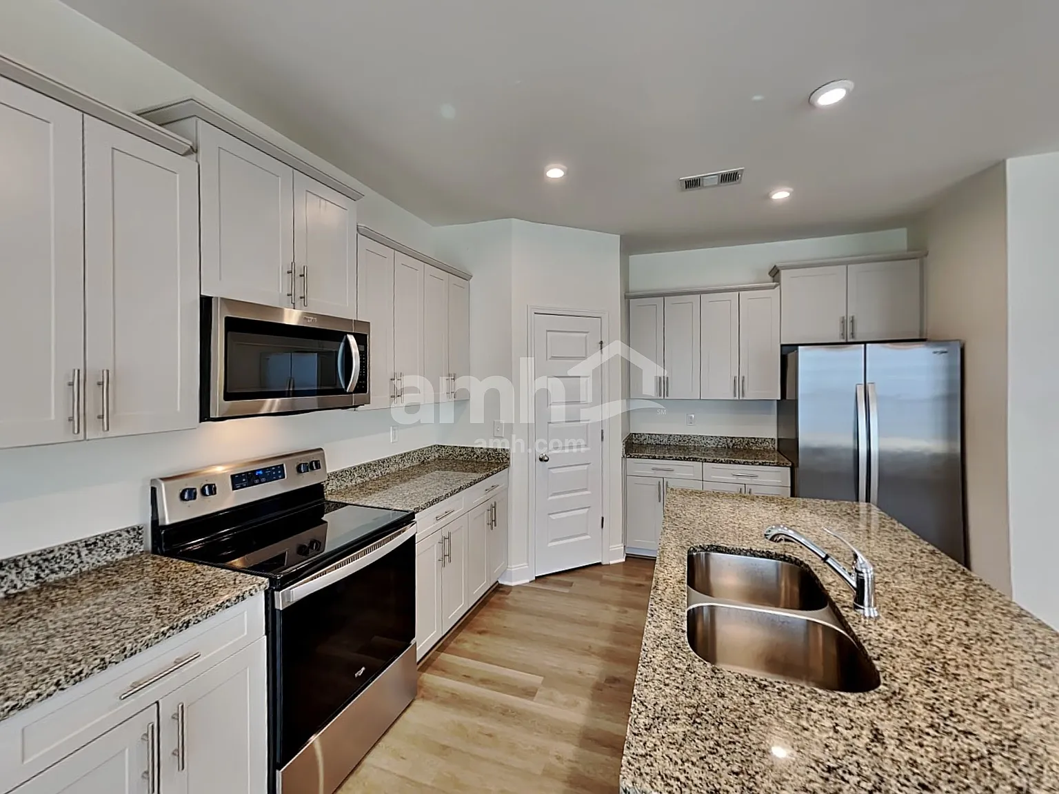 4 bed, 2.5 bath, 2149 sqft, $2,325 — Photo 3
