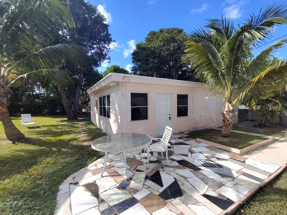 Cottage for rent, located behind the main property currently leased by long term tenants.
Outside will be painted soon.