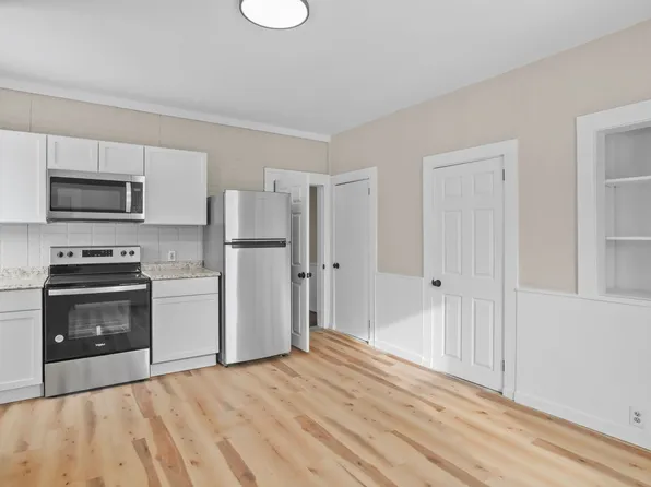 8 Pine St #1L, Huntington, MA 01050