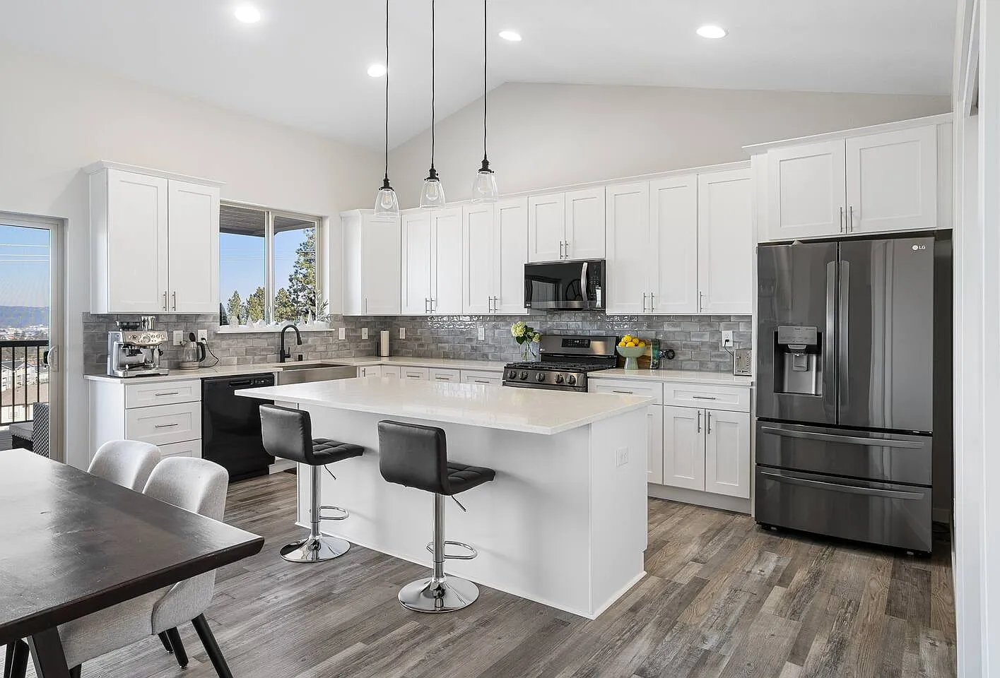 4 bed, 2300 sqft, $4,300 — Photo 4