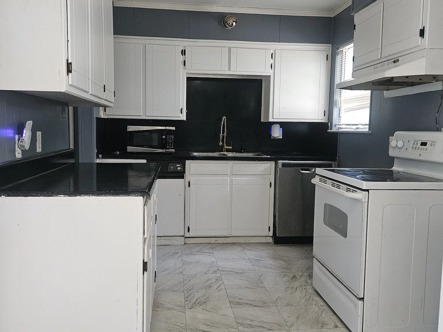 2 bed, 976 sqft, $1,800 — Photo 3