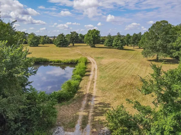 37 Plantation Dr, Sikeston, MO 63801