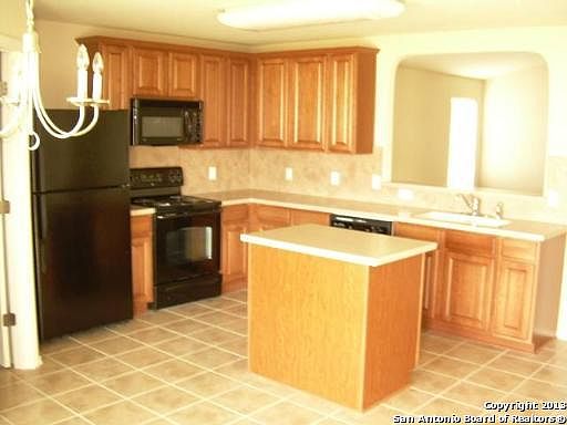 4th image of 915 Magnolia Hl