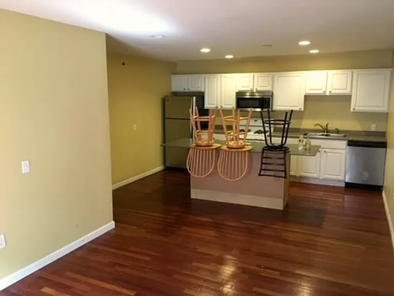 355 Pearl St #8 — Photo 4