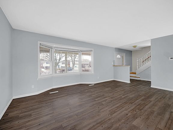 5th image of 9604 Hawthorne Dr