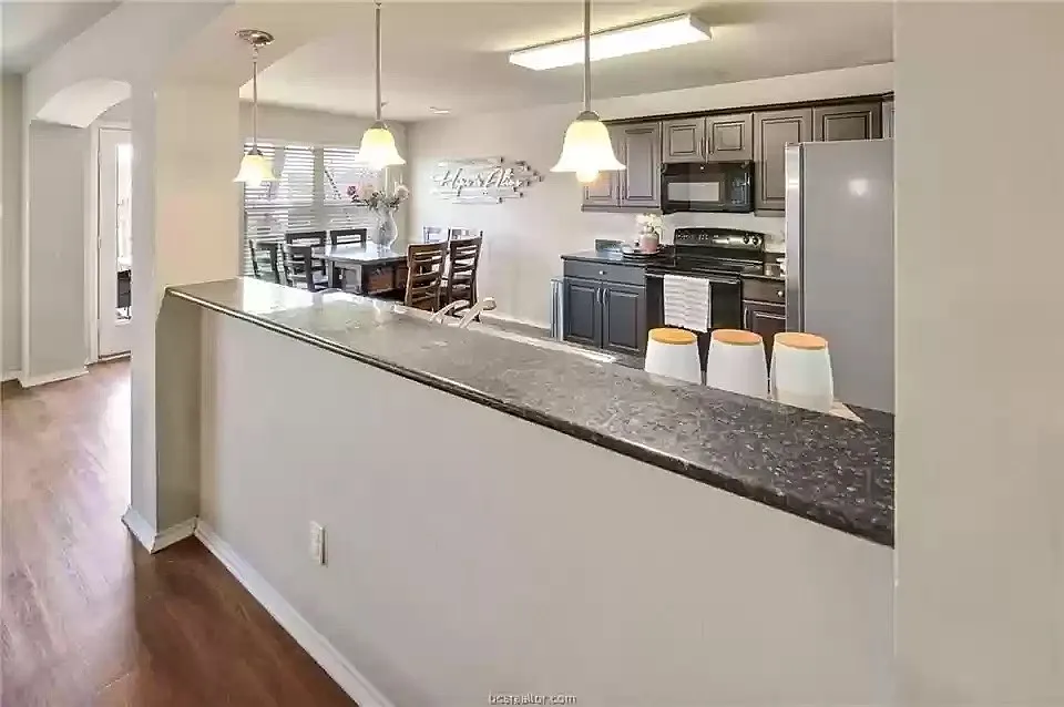 3 bed, 2.5 bath, 1845 sqft, $2,300 — Photo 4