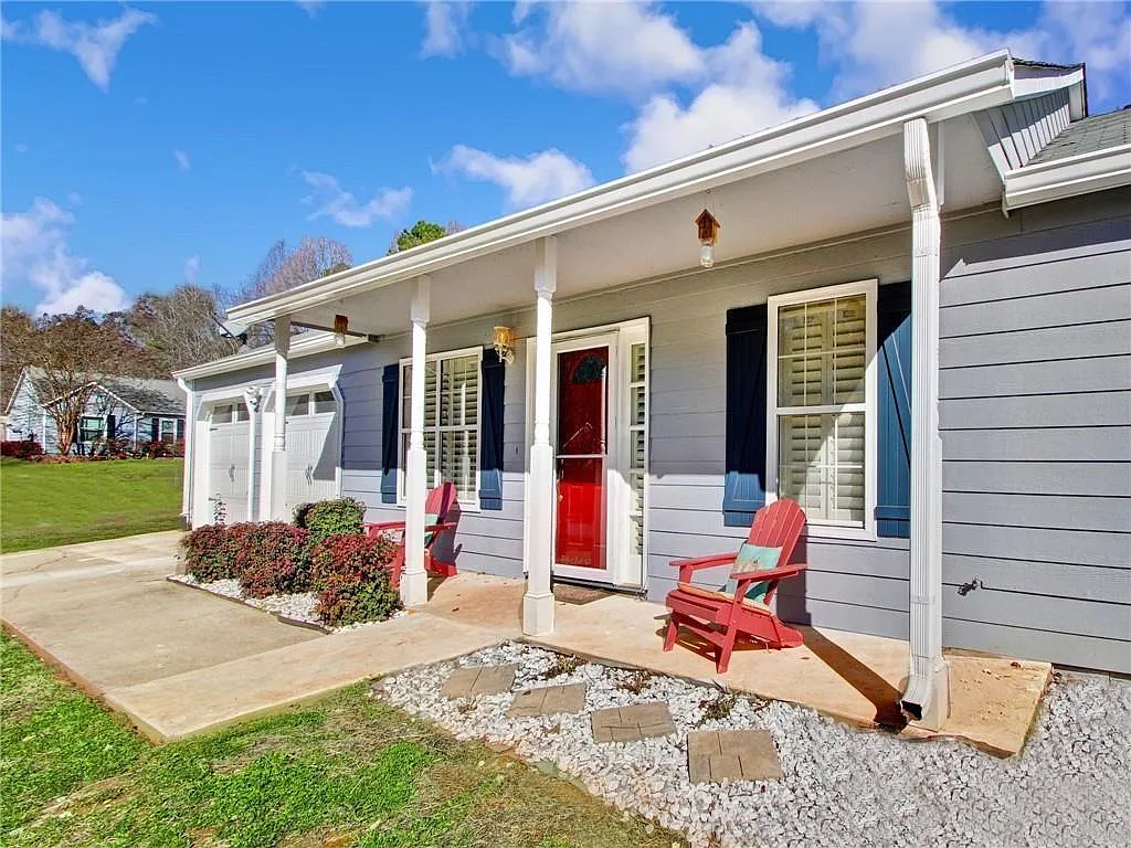3 bed, 2.0 bath, 1462 sqft, $1,935 — Photo 2