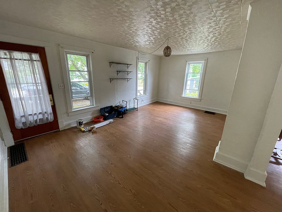 Living room (+front entrance)
