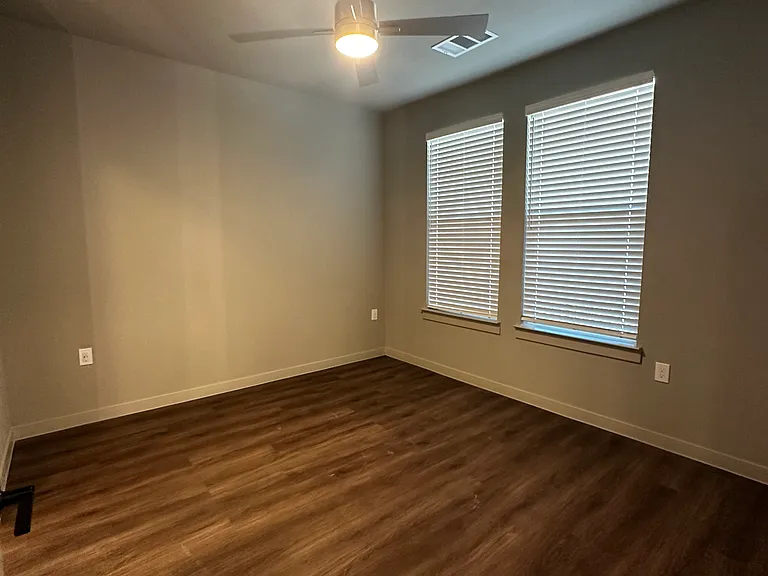FM 1102 — Photo 8