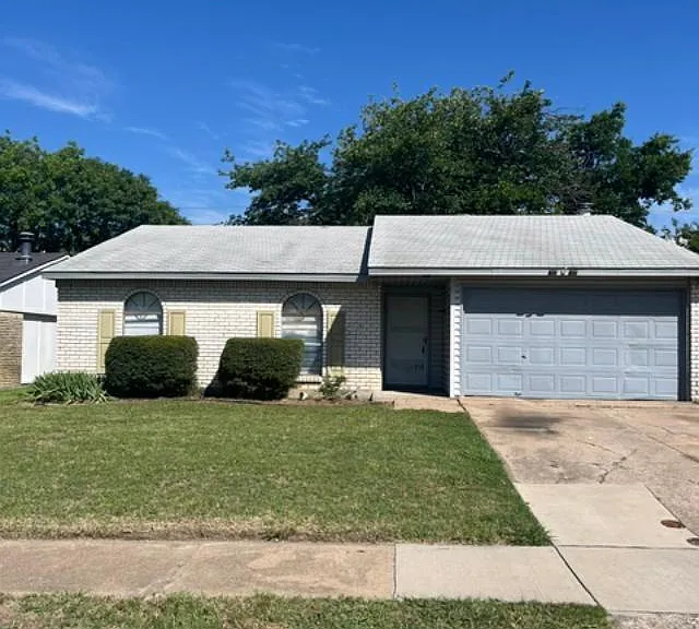 916 Hawthorne Dr — Photo 1