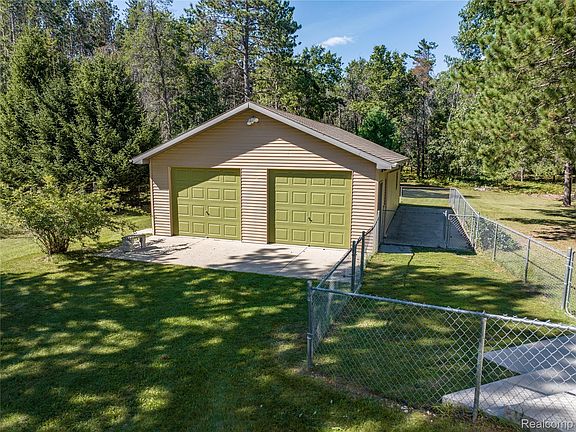 3rd image of 1178 E Hughes Lake Rd