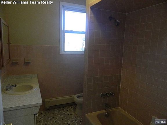 5th image of 51 Banta Ave