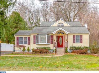 25 Lookover Ln, Yardley, PA 19067