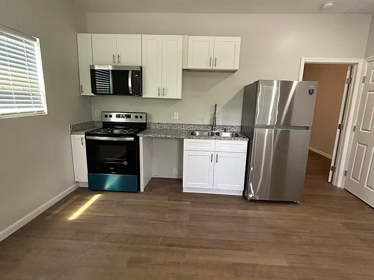 1635 2nd St — Photo 3