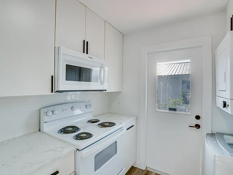 955 16th Pl #B — Photo 8