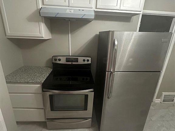 3rd image of 20065 Southfield Rd