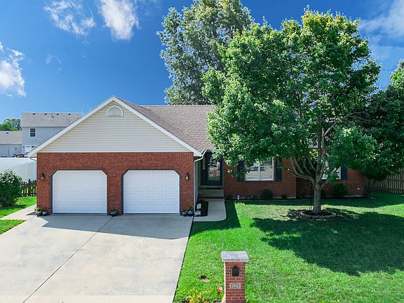 4th image of 121 Hillside Dr