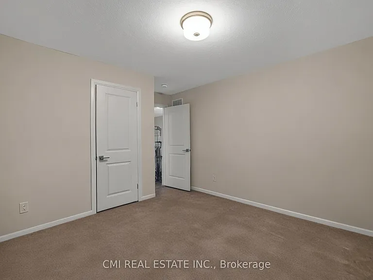 3742 Sunbank Cres — Photo 31
