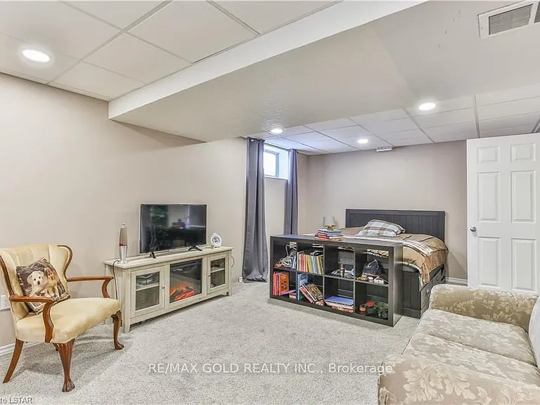 65 Woodhatch Cres — Photo 22
