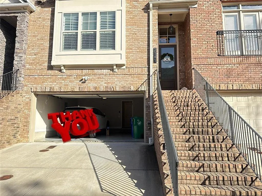 3 bed, 3.5 bath, 2720 sqft, $3,900 — Photo 3