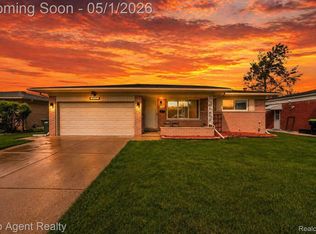 33437 Somerset Dr, Sterling Heights, MI 48312