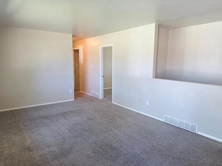 1938 Berkshire Ln — Photo 2
