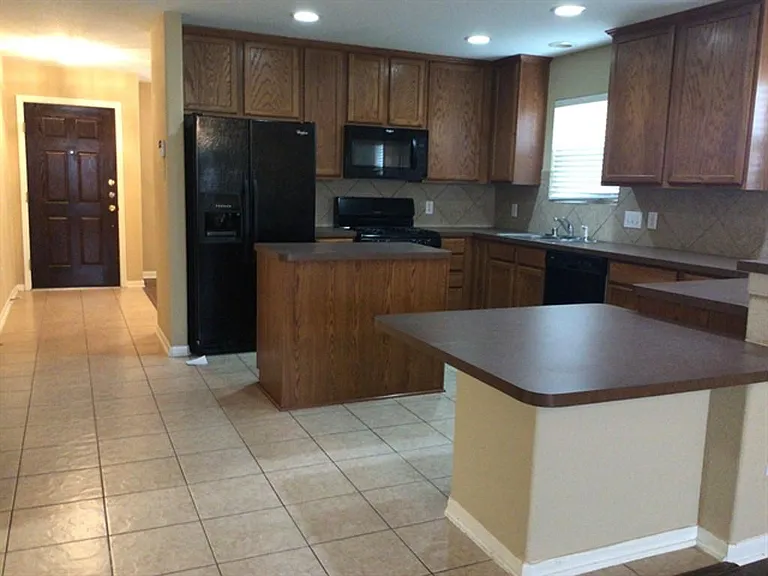 1022 Yorkshire Holw — Photo 3