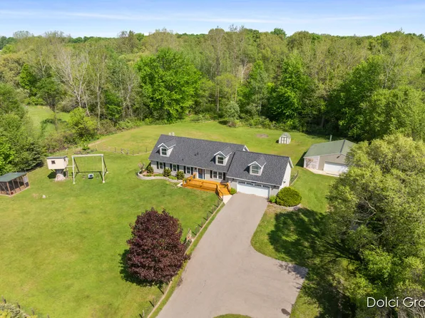 1003 Ten Mile Rd NW, Sparta, MI 49345