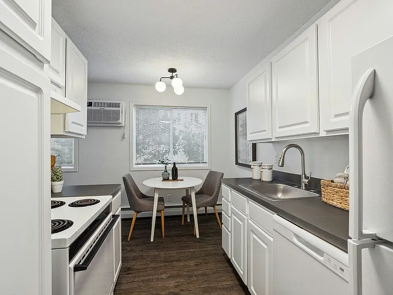 Wayzata Lake Apartments — Photo 15