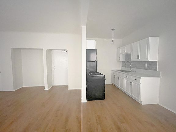 4th image of 833 Fedora St