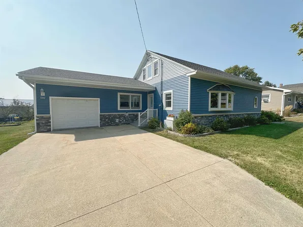 120 S Hall St, Ossian, IA 52161