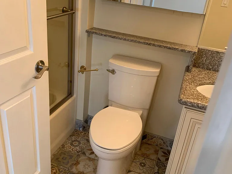 1726 Winona Blvd #201 — Photo 56