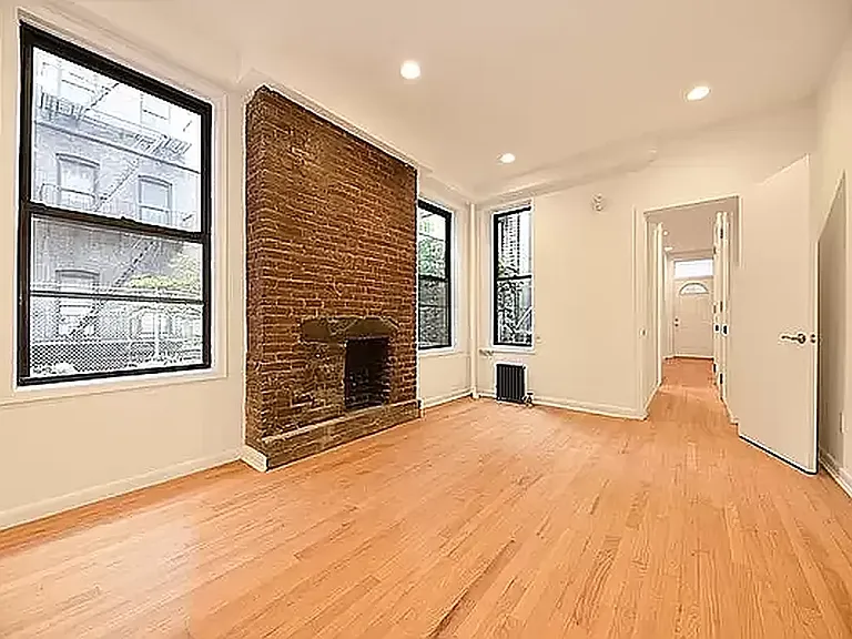 257 W 21st St #1W — Photo 1