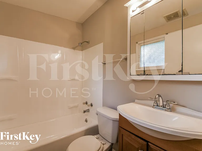 315 Holiday Hl — Photo 13