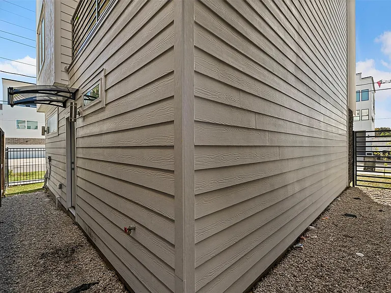 2413 Pease St — Photo 7