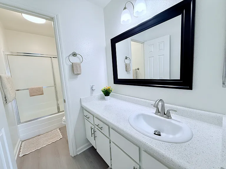 Spacious Master Bathroom Unit 22