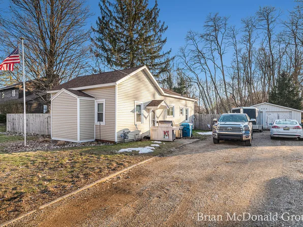 323 Union St, Plainwell, MI 49080