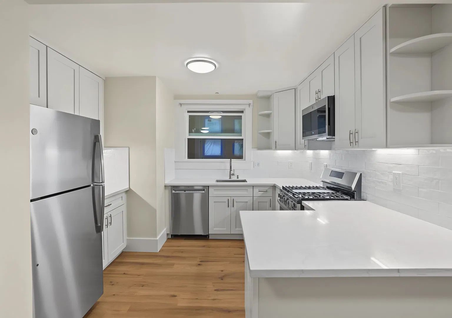 Fully Remodeled 1/1. In Unit W/D! Dishwasher! Plentiful Closet Space — Photo 2