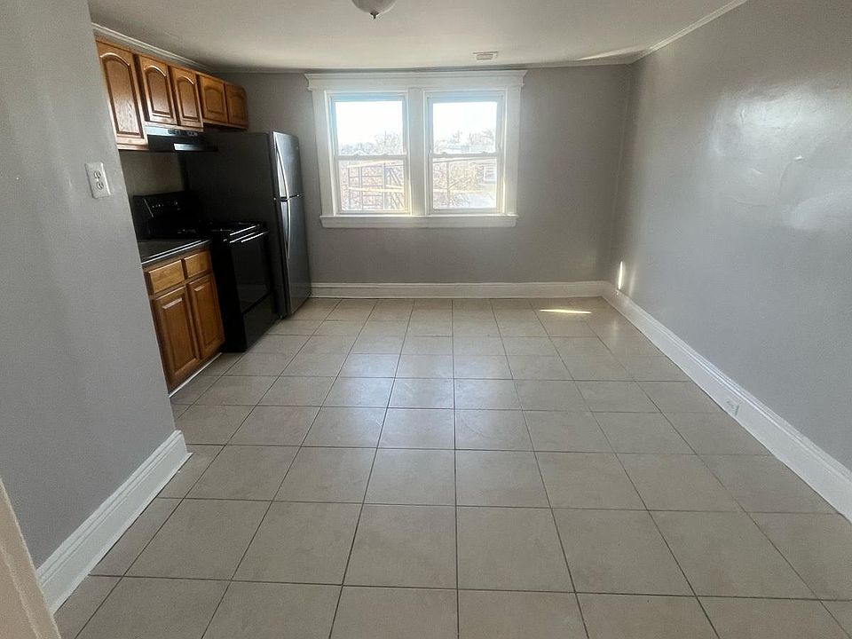 2nd image of 117 Isabella Ave #1