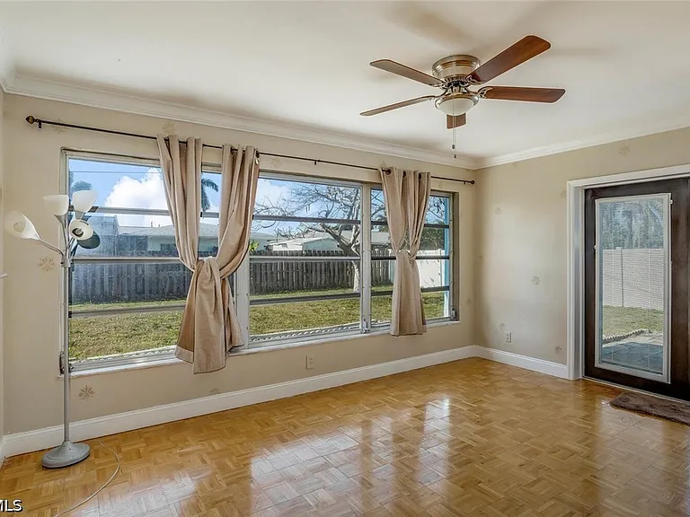 806 Entrada Dr N — Photo 4