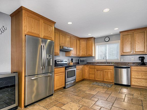 4th image of 221 Challenger Ave