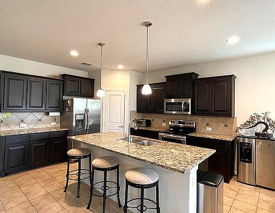 Full Kitchen with Island 