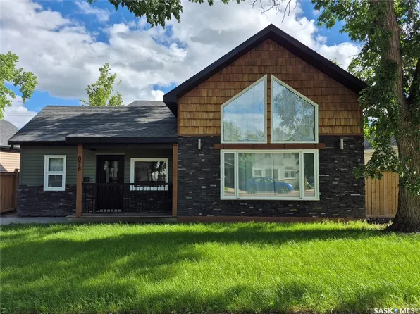 826 Chaplin Street E, Swift Current, SK S9H 1J5