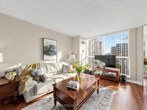 22 Southport St #833, Toronto, ON M6S 4Y9