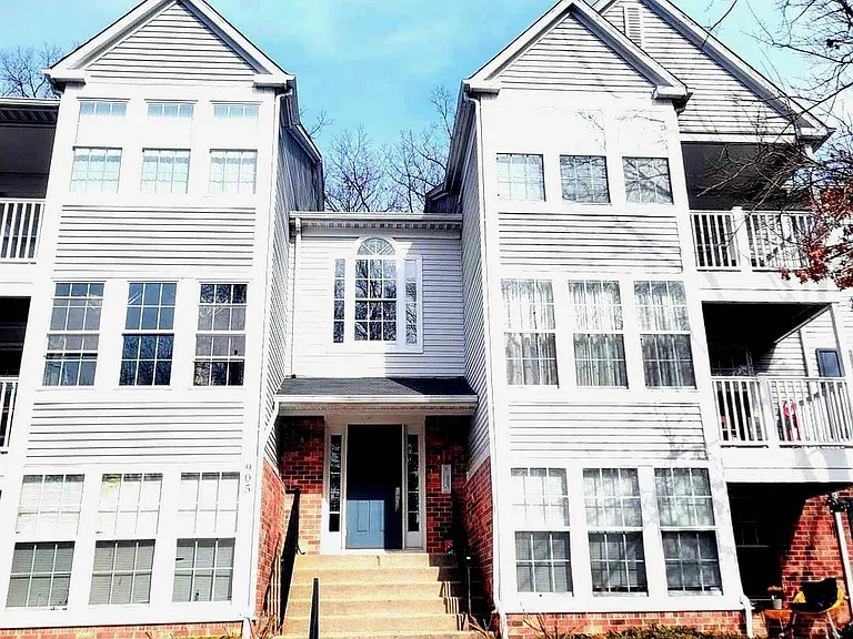 905 Woodbridge Ct #F — Photo 1